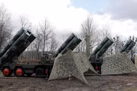 Hệ thống phòng không S-400 do Nga sản xuất (Ảnh: Reuters)