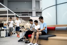 Văn hóa làm việc kiểu "tự sát" đã lan tới Trung Quốc (ảnh: Wired)