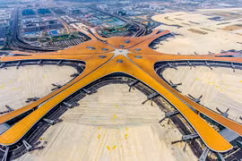 Sân bay Daxing được gọi là "Sao biển" vì thiết kế 5 cánh nối với sảnh chính của nó (Ảnh: CNN)