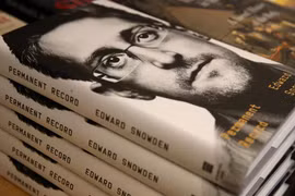 Cựu nhân viên CIA, "người thổi còi" Edward Snowden công kích các tập đoàn công nghệ lớn trong lúc giới thiệu cuốn sách mới xuất bản (Ảnh: Vox)