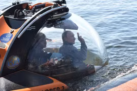 Tổng thống Putin trên con tàu ngầm thăm dò C-Explorer 3.11 (Ảnh: Sky News)
