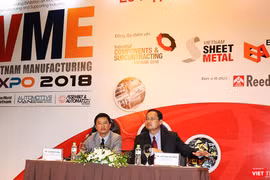 ông Lưu Hoàng Long,Chủ tịch Hiệp hội Doanh nghiệp Điện tử Việt Nam và ông Suttisak Wilanan, CEO Reed Tradex