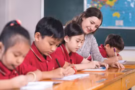 Trẻ em Việt Nam tại các thành phố lớn có điều kiện tiếp xúc sớm với Anh ngữ (ảnh Vietnamnet Bridge)