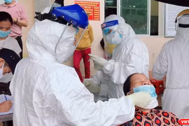 Lực lượng y tế Quảng Ngãi lấy mẫu xét nghiệm COVID-19 cho người dân