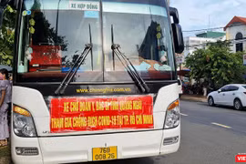 Xe chở đoàn y bác sĩ của Sở Y tế Quảng Ngãi vào TP HCM hỗ trợ các địa phương phía Nam phòng, chống dịch COVID-19.
