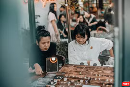 Một góc gian hàng bán đồ trang sức đá chế tác bằng thủ công