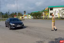 Lực lượng CSGT TP Đà Nẵng chốt chặn kiểm soát phương tiện trên các nút giao thông dẫn vào TP để phòng, chống dịch COVID-19