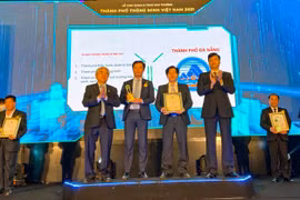Đại diện TP Đà Nẵng nhận giải thưởng TP Thông minh Việt Nam 2021
