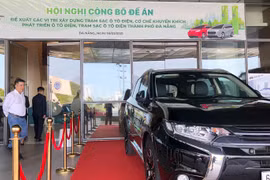 Khách tham quan xe ô tô điện do doanh nghiệp cung cấp tại sự kiện công bố mạng lưới các vị trí xây dựng các trạm sạc ô tô điện trên địa bàn TP Đà Nẵng