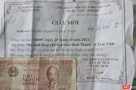 Giấy mời nhận tiền hỗ trợ thiệt hại bão lũ và số tiền nhận của người dân xã Tam Vinh (huyện Phú Ninh, tỉnh Quảng Nam)