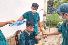 Một cán bộ y tế Đà Nẵng bị sốc do làm việc quá tải khi dịch COVID-19 bùng phát tại địa phương
