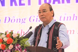 Chủ tịch nước Nguyễn Xuân Phúc phát biểu tại ngày hội đại đoàn kết toàn dân tộc với nhân dân ở xã Ba, huyện Đông Giang, tỉnh Quảng Nam.