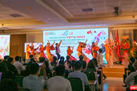 Sinh viên biểu diễn điệu múa truyền thống của Nhật Bản trong khuôn khổ Lễ hội giao lưu văn hóa Việt – Nhật và Ngày hội việc làm Nhật Bản 2021 lần thứ 6 tại Đại học Đông Á 