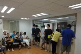 Ngày 22/7/2016, Tổng lãnh sự quán Việt Nam tại Nam Ninh, tỉnh Quảng Tây, Trung Quốc vẫn giải quyết thị thực cho khách du lịch Trung Quốc một cách bình thường. Ảnh: Chinanews.