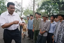 Muhammad Ali thể hiện động tác khi lên đài boxing để đùa vui cùng những người dân Hà Nội trong chuyến thăm Việt Nam vào ngày 11/5/1994. Muhammad Ali cũng đã từng đi thăm rất nhiều gia đình người Mỹ và người Việt Nam có con em mất tích, thiệt mạng trong Ch