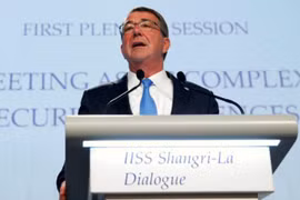 Bộ trưởng Quốc phòng Mỹ Ashton B. Carter phát biểu tại Đối thoại Shangri-La 2016, Singapore. 