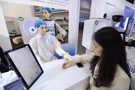 Robot Đông y thay thế các thầy lang bắt mạch kê đơn. Ảnh: VCG.