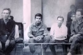 Ông Lê Quang Ninh (thứ 2, trái qua) gặp lại các cán bộ Ban Binh vận tỉnh ủy Mỹ Tho sau ngày toàn thắng. Ảnh: Tư liệu CĐV.