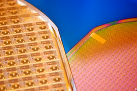 Sản phẩm tấm wafer do Nhà máy Elmos chế tạo (Ảnh: Deutsche Welle).