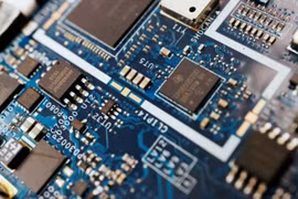 Các biện pháp hạn chế xuất khẩu của Mỹ đã ngăn cản bán chip và thiết bị sản xuất chip cho Trung Quốc (Ảnh: Reuters).