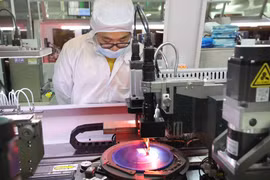 Trong một nhà máy sản xuất chip Trung Quốc. Các biện pháp mới của Mỹ nhằm cản trở tiến triển của các dự án quân sự của nước này (Ảnh: Getty).