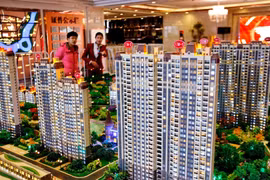 Tình trạng thị trường ế ẩm khiến các công ty bất động sản Trung Quốc phải tung ra nhiều chiêu bài tiếp thị (Ảnh: Hk01)