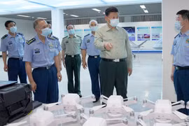 Ông Tập Cận Bình đến thị sát cơ sở thí nghiệm, dạy học và đào tạo người điều khiển UAV ở Đại học Hàng không (Ảnh: Đa Chiều).