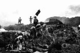 Bộ đội Việt Nam chiếm sở chỉ huy quân Pháp chiều 7/5/1954 (Ảnh: Sina).