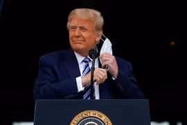 8 ngày sau khi thông báo bị nhiễm COVID-19, ông Donald Trump đã có cuộc tiếp xúc đầu tiên với đám đông tại Nhà Trắng (Ảnh:AP).