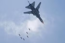 Máy bay Su-24 của quân đội chính phủ Syria ném bom trận địa phòng không của quân đội Thổ Nhĩ Kỳ (Ảnh: Sohu).
