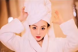 Hotgirl khoe giàu "Eva" Lý Thái Vân, vợ của ông trùm Prince Group Chen Zhi. Ảnh: KKnews.