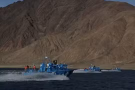 Xuồng vũ trang Trung Quốc trên hồ Pangong, điểm nóng tranh chấp hiện nay (Ảnh: Đa Chiều).