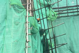 Loại lưới chắn đang được sử dụng tại tất cả các công trình xây dựng ở Hồng Kông sẽ phải dỡ bỏ trước ngày 6/12. Ảnh: RTHK.
