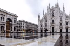 Quảng trường Nhà thờ lớn Milan vắng ngắt sau khi thực hiện lệnh phong tỏa (Ảnh: Getty).