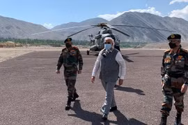 Thủ tướng Narendra Modi đáp trực thăng tới thị sát các đơn vị quân đội tại khu vực Ladakh đang tranh chấp với Trung Quốc (Ảnh: Đông Phương).
