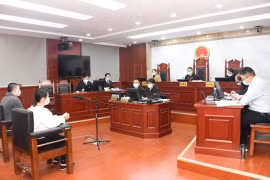 Tòa án thành phố Trấn Giang, Giang Tô xét xử hai kẻ cầm đầu ổ nhóm làm giả tiêu thụ TPCN "Thượng phương ngự dụng" trị giá 140 triệu NDT (490 tỷ VND). Ảnh: NetEase.