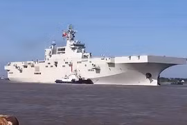 Tàu tấn công đổ bộ Type 075 Quảng Tây ở cảng Châu Sơn, Chiết Giang (Ảnh: Chinatimes).