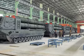 Nhà lãnh đạo Kim Jong-un hôm 14/4 kiểm tra dây chuyền sản xuất hệ thống phóng tên lửa KN-25 600 mm, nhấn mạnh ý định mở rộng năng lực tấn công chính xác tầm xa của Triều Tiên. Ảnh: LTN.