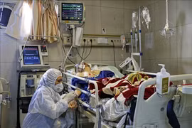 Dịch bệnh COVID-19 đã lan ra 163 quốc gia và vùng lãnh thổ, làm hơn 185 ngàn người lây nhiễm và gần 7.5 ngàn đã chết (Ảnh: AP)