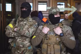 Cựu binh SAS Anh bị bắt gặp đang chờ nhập cảnh vào Ukraine (Ảnh: Reuters).