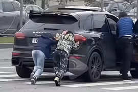 Khi không gọi được cứu hộ thì đây là cách để siêu xe di chuyển được. Ảnh: Sina. 