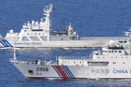 Việc Trung Quốc định hợp pháp hóa việc cho phép cảnh sát biển sử dụng vũ khí với tàu thuyền nước ngoài khiến dư luận quốc tế lo ngại. Ảnh: Tàu cảnh sát biển Nhật Bản và Trung Quốc đối đầu nhau ở vùng biển gần đảo Senkaku/Điếu Ngư (Ảnh: Sina).