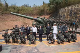Bà Thái Anh Văn thị sát quân đội ở đảo Kim Môn nằm kề thành phố Hạ Môn (Phúc Kiến) được cho là thể hiện kiên quyết chống lại ý định thống nhất của Trung Quốc đại lục (Ảnh: Dwnews). 