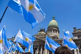 Do tác động của dịch bệnh COVID-19, kinh tế Argentina đã "sụp đổ" do vỡ nợ (Ảnh: sofreight.com)