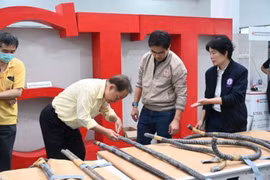 Các mẫu thép được cho là của Công ty TNHH Xinkeyuan không đạt chuẩn. Ảnh: SingTao.