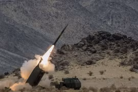 Hệ thống phóng tên lửa đa nòng cơ động HIMARS sẽ được Mỹ bán cho Đài Loan (Ảnh: Dwnews).
