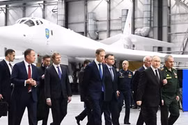 Tổng thống Nga Putin và Bộ trưởng Quốc phòng Shoigu thị sát Nhà máy Kazan và bay thử nghiệm máy bay ném bom chiến lược Tu-160M loại mới (Ảnh: Sputnik)