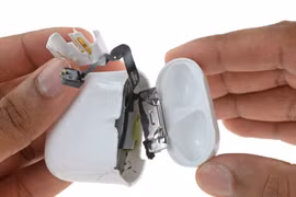 Không chỉ riêng tai nghe Apple AirPods, bộ sạc cũng có thiết kế khó sửa chữa.