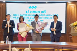 Tân Tổng Giám đốc FLC Lê Tiến Dũng (áo xám), tân Phó Tổng Giám đốc thường trực Trần Thị Hương cùng các lãnh đạo tập đoàn FLC tại lễ công bố (Ảnh: FLC)