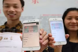 Người dùng chỉ cần mang smartphone bên người để xác thực danh tính cá nhân.